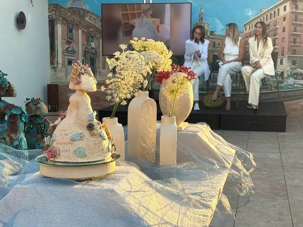 La mesa de la presentación, con las flores y las piezas
