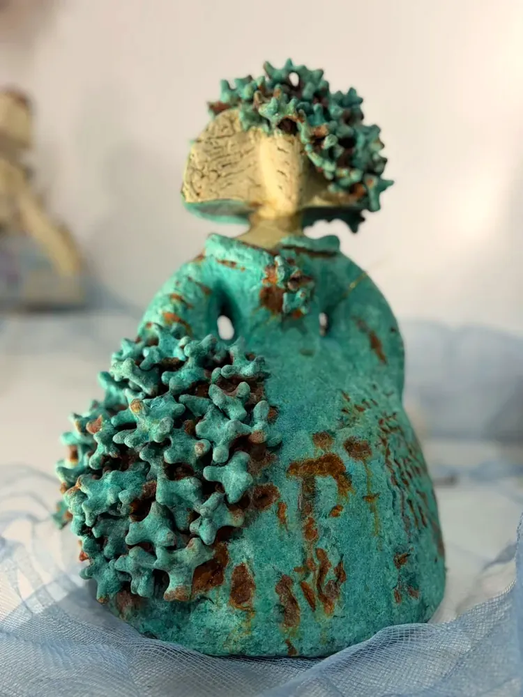 Menina abisal con un ramo de coral turquesa sobre el vestido, sobre tul azul