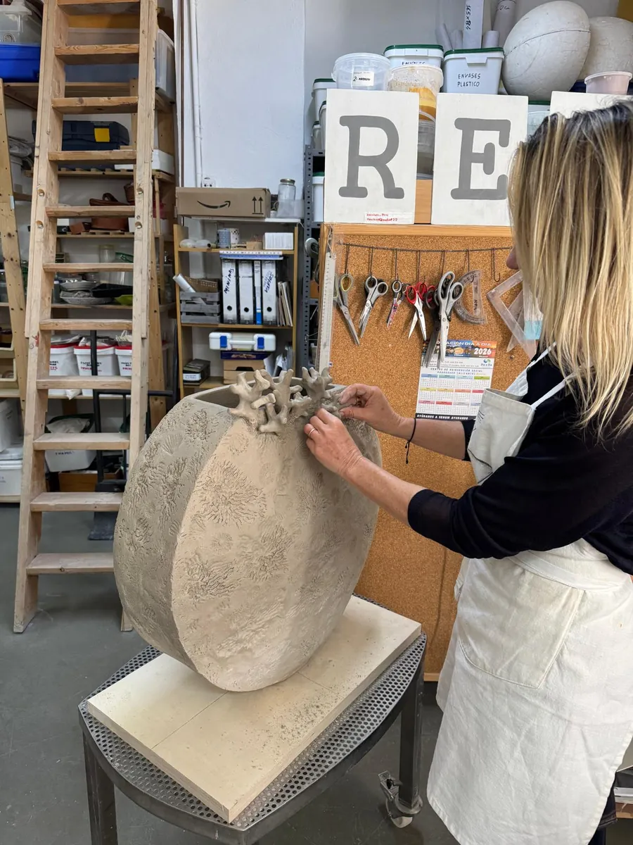 El cuerpo del jarrón en barro crudo, en el taller de Manises