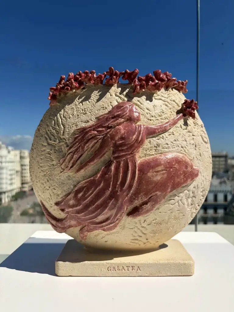 «Galatea», jarrón de gres con figura y delfín en relieve