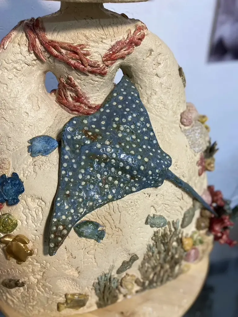 Detalle de la raya águila moteada sobre el gres