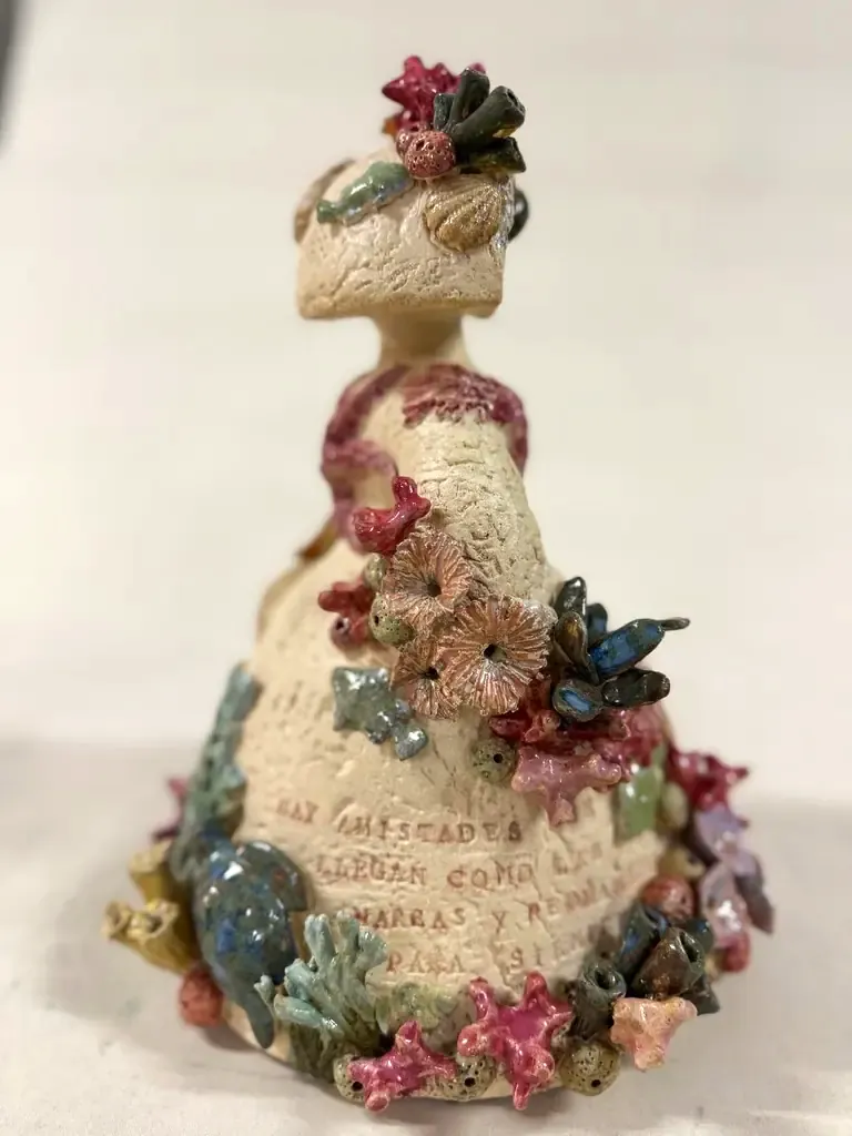 Menina con corales de colores y frase grabada