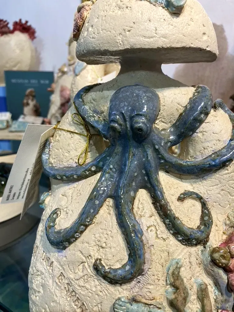 Detalle de un pulpo modelado y esmaltado en azul