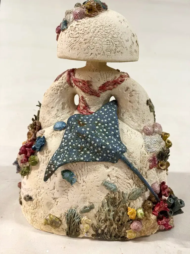 Menina con una raya águila moteada en el vestido