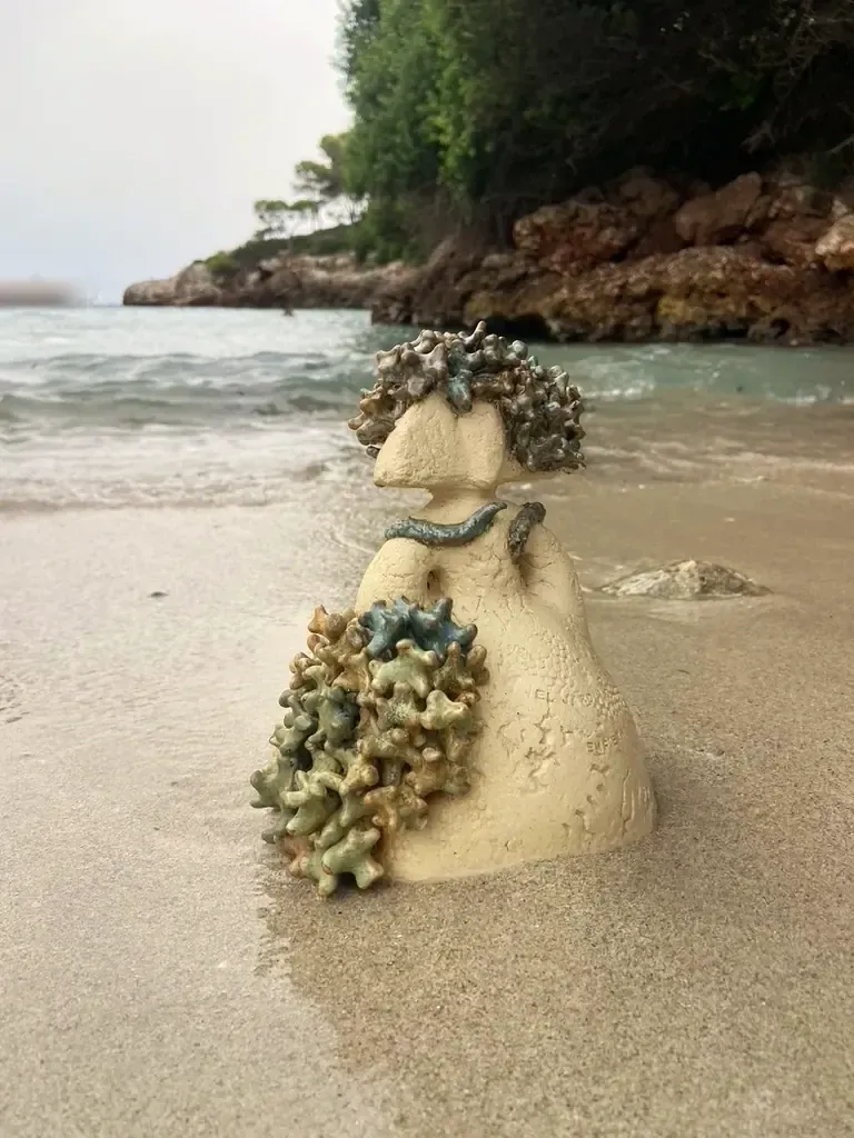 Menina dentro del agua, en la cala