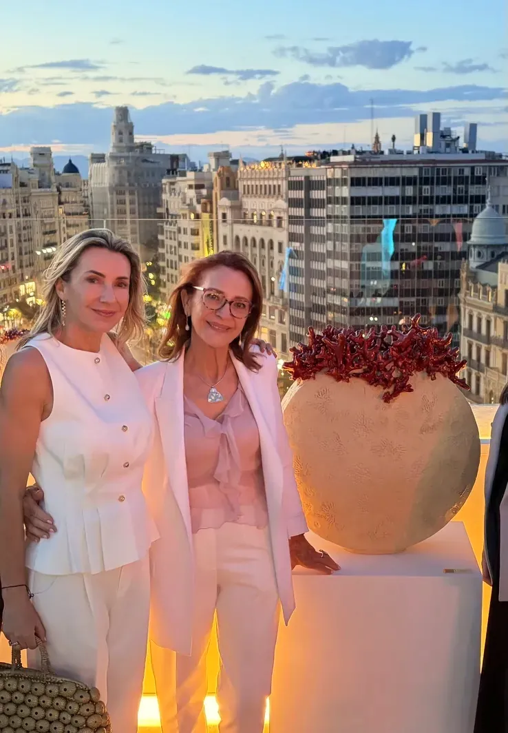 Ana Docavo y Maribel Martínez junto a «Coral 71», con Valencia al fondo