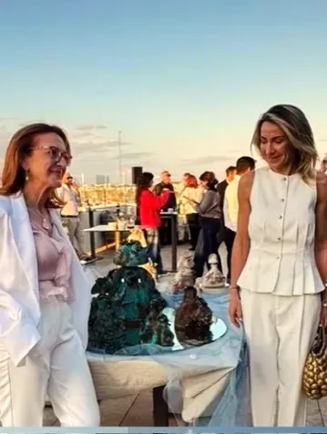 Las autoras ante las meninas abisales, durante el acto