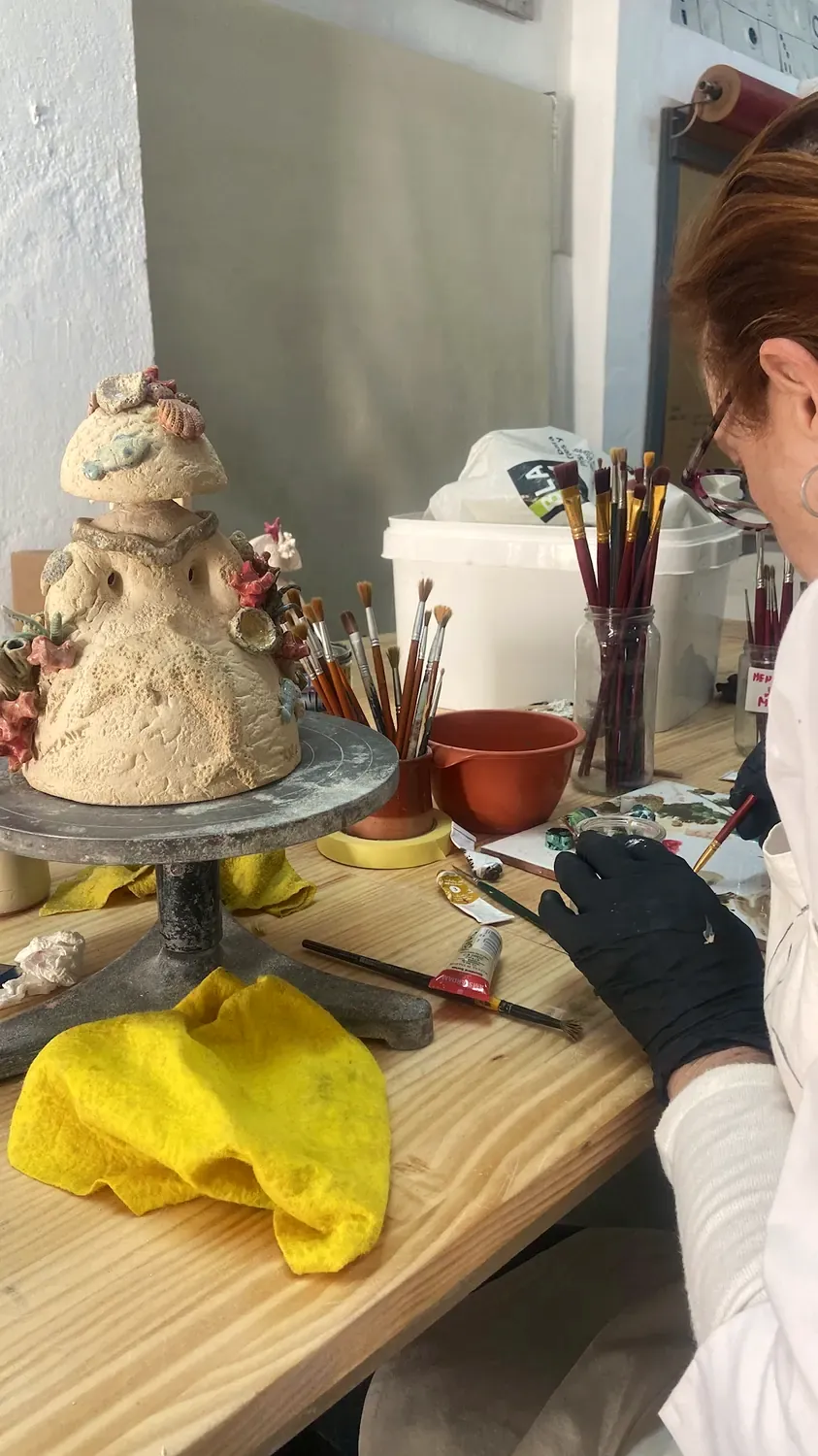 Maribel Martínez esmaltando la pieza en el taller