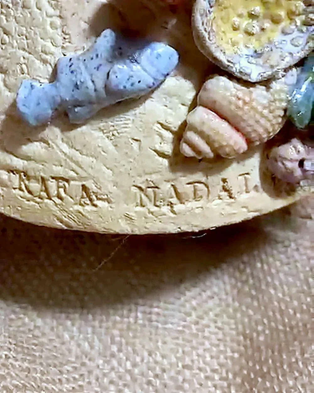 El nombre de Rafa Nadal, grabado en la base de la pieza
