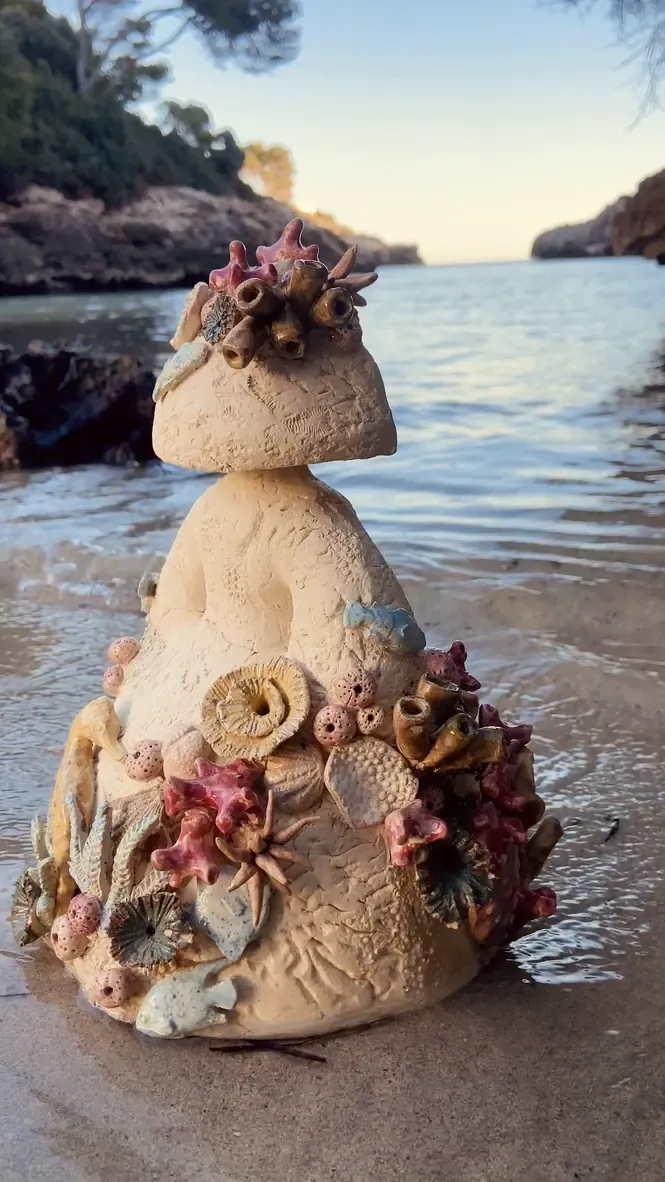 Menina en la orilla de la cala