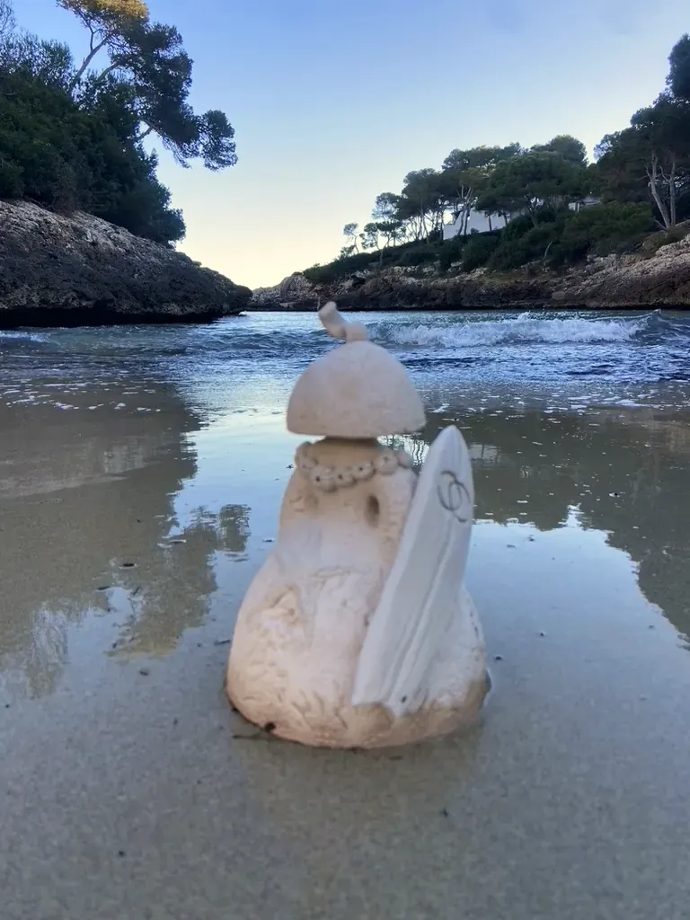 Menina con su tabla, en la orilla