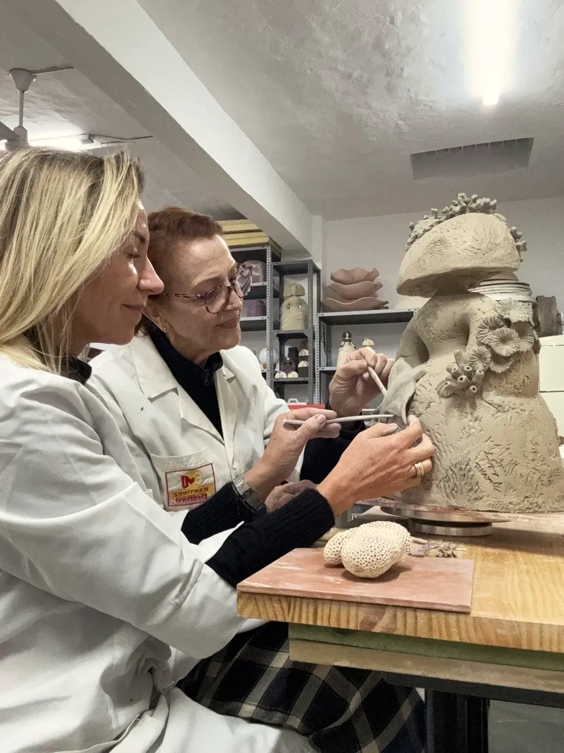 Ana Docavo y Maribel Martínez trabajando una misma pieza a cuatro manos en el taller