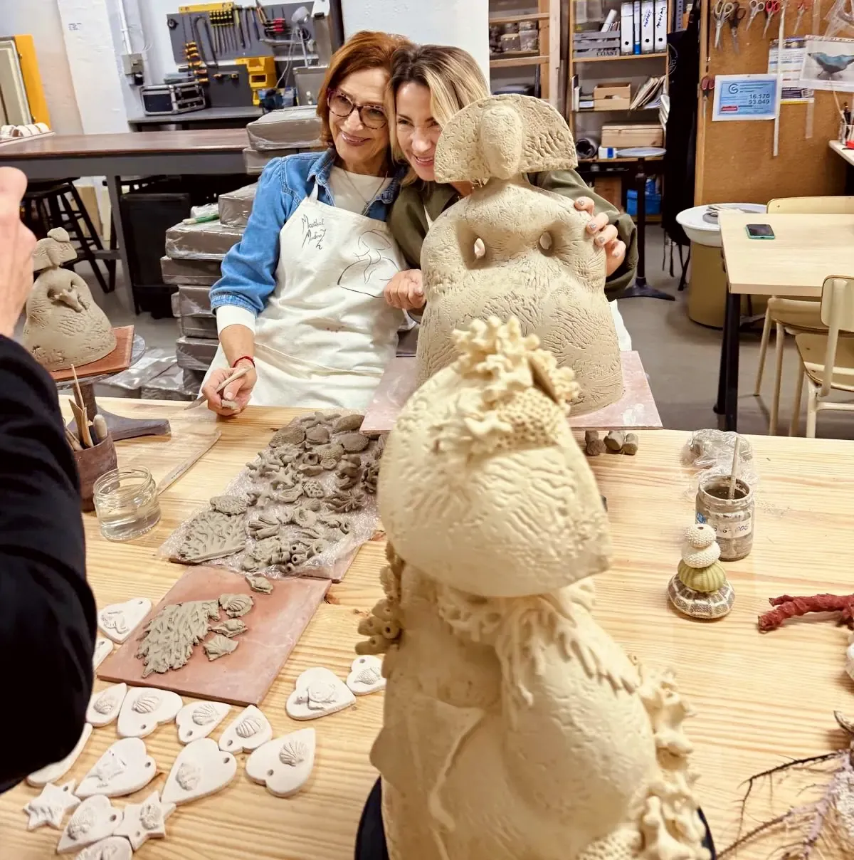 Ana Docavo y Maribel Martínez en el taller de Manises